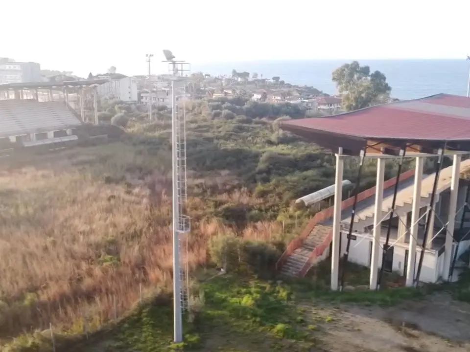 Stadio di Tropea: la grande incompiuta da 6,5 milioni di euro costruita sulla falda acquifera e abbandonata da 20 anni nel degrado - VIDEO