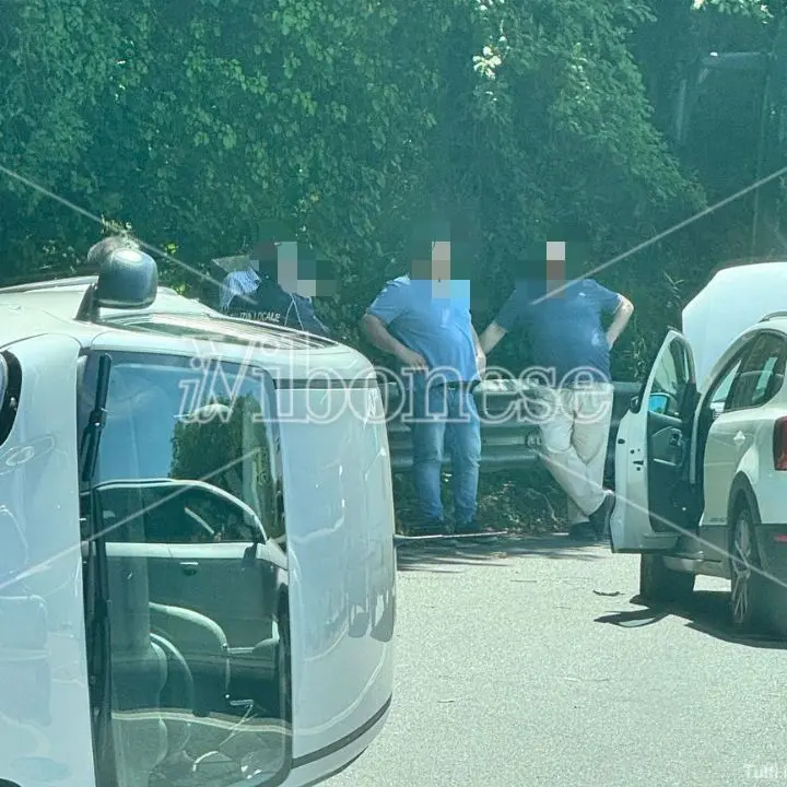 Incidente sulla Statale 18 tra Vibo e Pizzo: coinvolte due auto, autobus bloccato