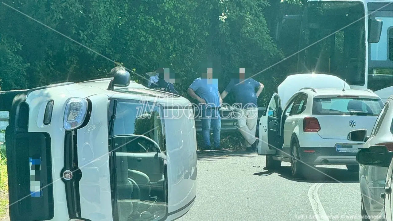 Incidente sulla Statale 18 tra Vibo e Pizzo: coinvolte due auto, autobus bloccato