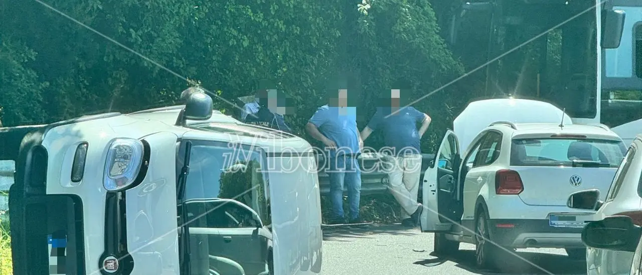 Incidente sulla Statale 18 tra Vibo e Pizzo: coinvolte due auto, autobus bloccato