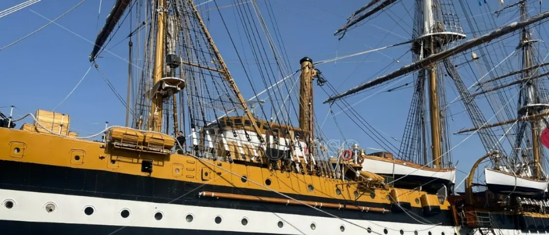 L’Amerigo Vespucci arriva a Reggio Calabria, la nave più bella al mondo ritorna nella città dello Stretto dopo tre anni
