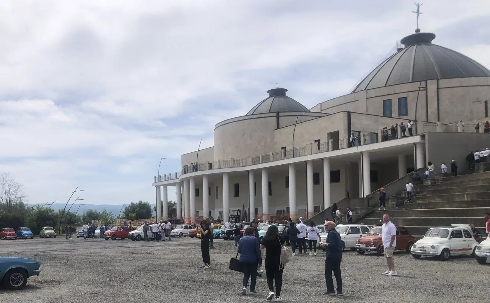 Mileto, auto d’epoca provenienti da Calabria e Sicilia si ritrovano nella Villa della Gioia per il raduno “In 500 tutti da Mamma Natuzza”