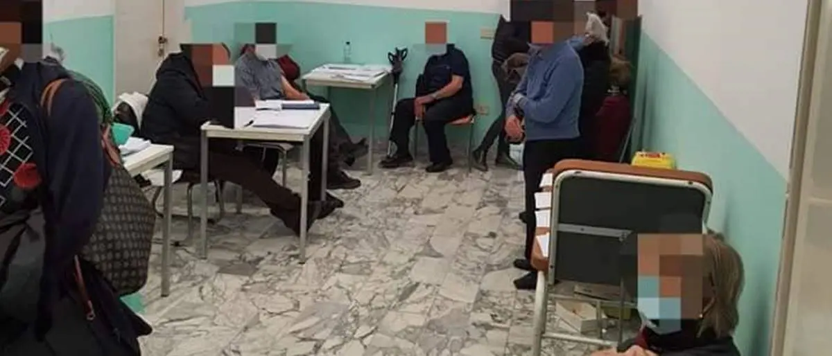 Vaccini a Nicotera, è caos. L’Udicon: «150 anziani convocati allo stesso orario»