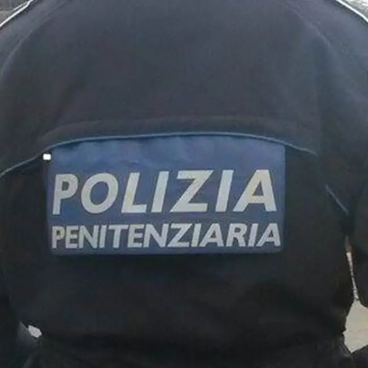 Incendi dolosi nel carcere di Vibo Valentia: otto agenti penitenziari intossicati dai fumi