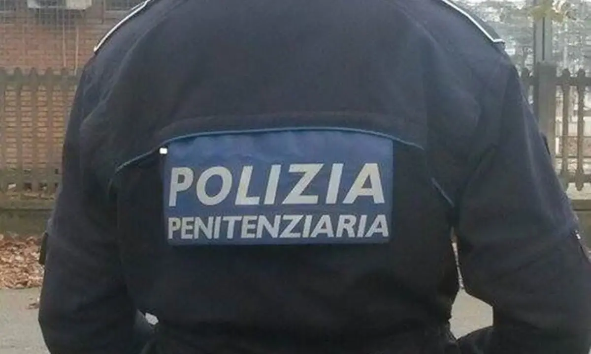 Incendi dolosi nel carcere di Vibo Valentia: otto agenti penitenziari intossicati dai fumi