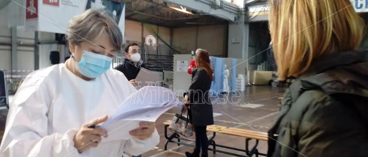 Vaccino Covid, tra i 500 insegnanti al Palasport di Vibo. Bernardi (Asp): «Variante inglese preoccupa»