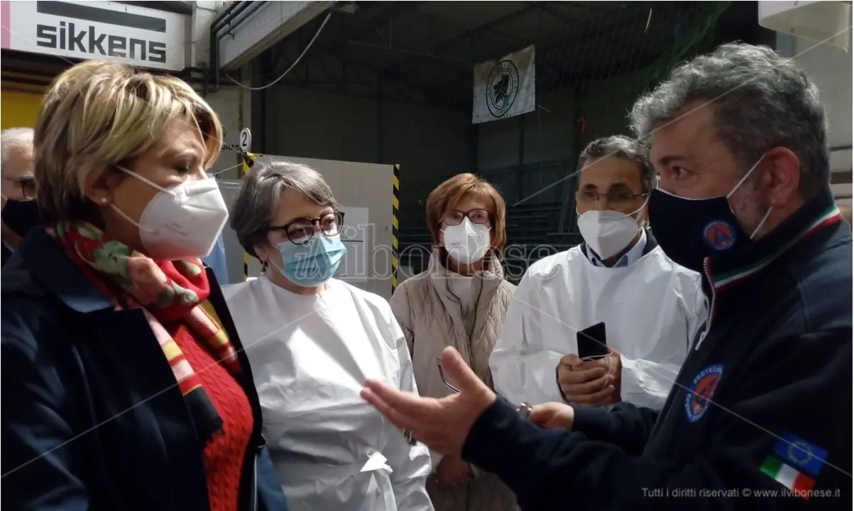 Covid, Spirlì al Palasport per la campagna vaccinale: «Replicheremo altrove il modello Vibo»