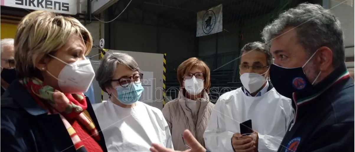 Covid, Spirlì al Palasport per la campagna vaccinale: «Replicheremo altrove il modello Vibo»