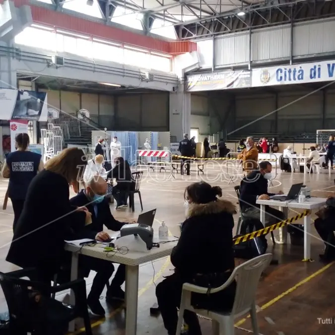 Vaccini Covid ai docenti, Cisl scuola: «Ottimo inizio, si continui così»
