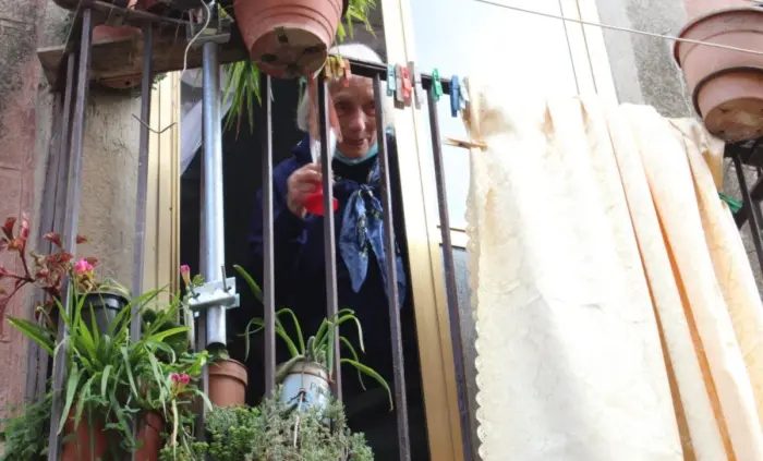 I 100 anni di zia Peppa, Potenzoni in festa per la nonnina dell’Infiorata - Video