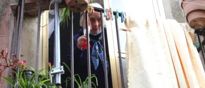 I 100 anni di zia Peppa, Potenzoni in festa per la nonnina dell’Infiorata - Video