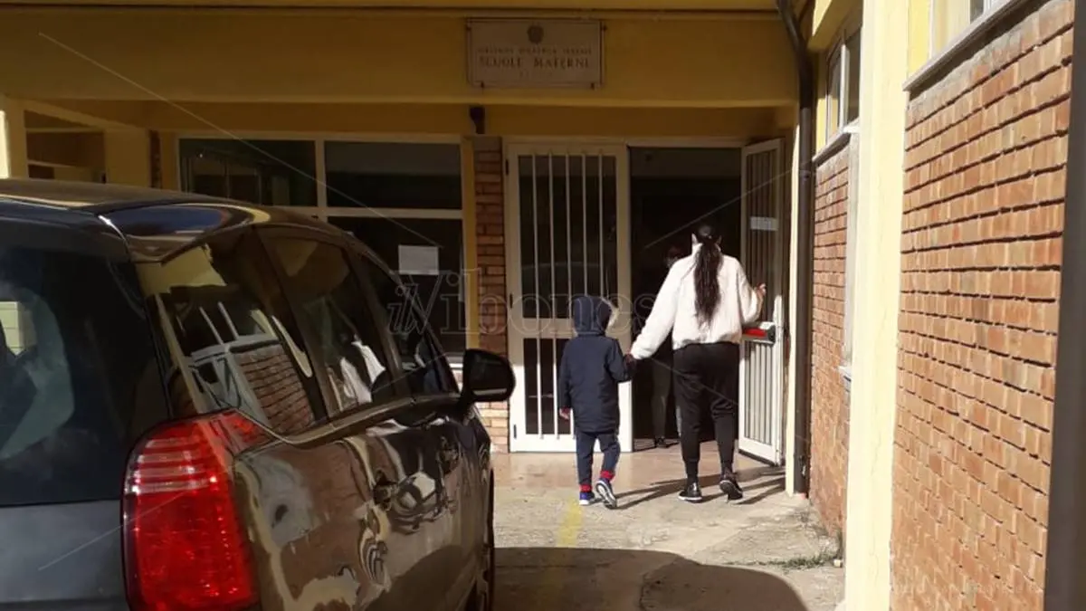 Il vaccino mette ko bidelli e insegnanti, la scuola dell'Infanzia di Pizzo resta chiusa