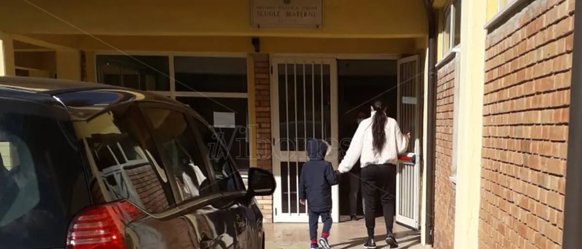 Il vaccino mette ko bidelli e insegnanti, la scuola dell'Infanzia di Pizzo resta chiusa
