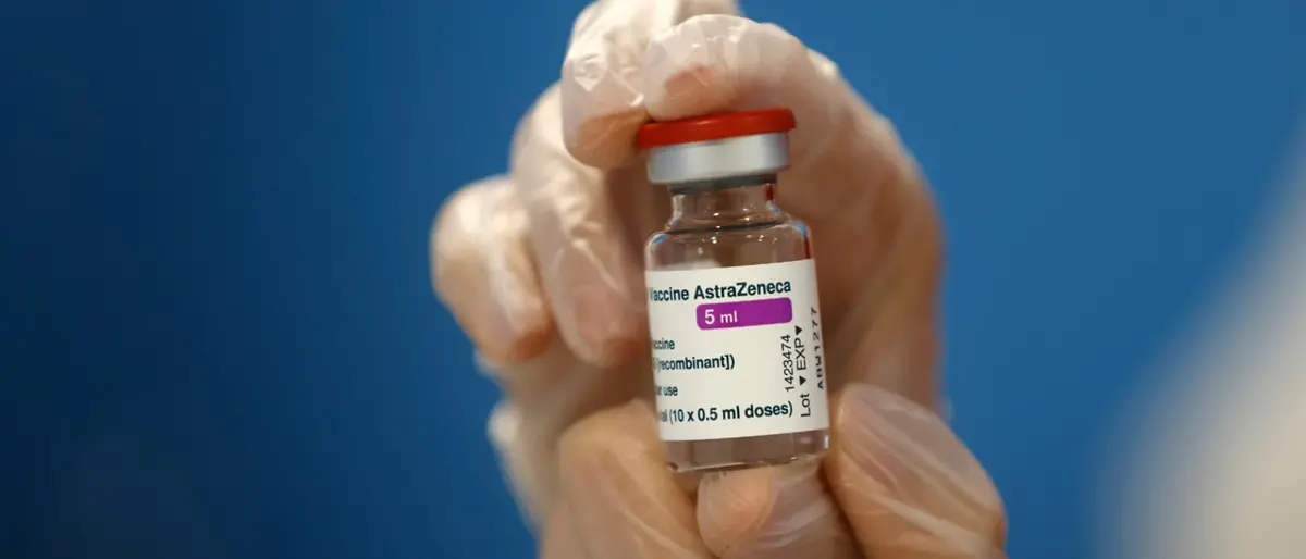 Vaccino AstraZeneca, l’Ema rassicura: «È sicuro ed efficace»