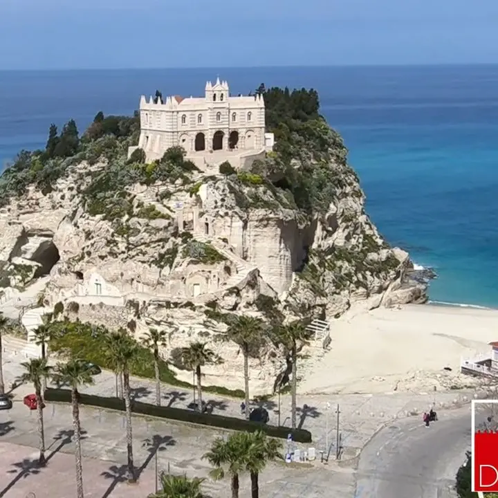 Il sindaco Macrì tira la volata per l’elezione di Tropea a Borgo più bello d’Italia: il video del Comune