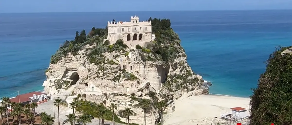 Il sindaco Macrì tira la volata per l’elezione di Tropea a Borgo più bello d’Italia: il video del Comune
