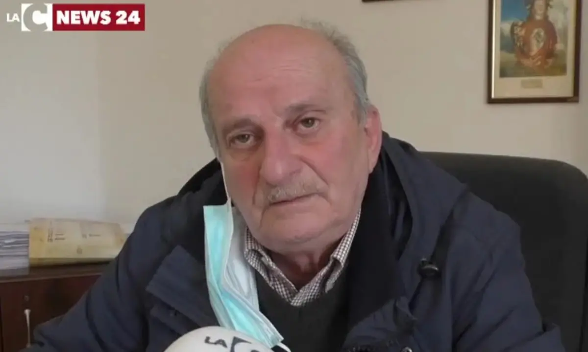 Limbadi, il sindaco aggredito in Comune: «Temo per la mia famiglia» - Video