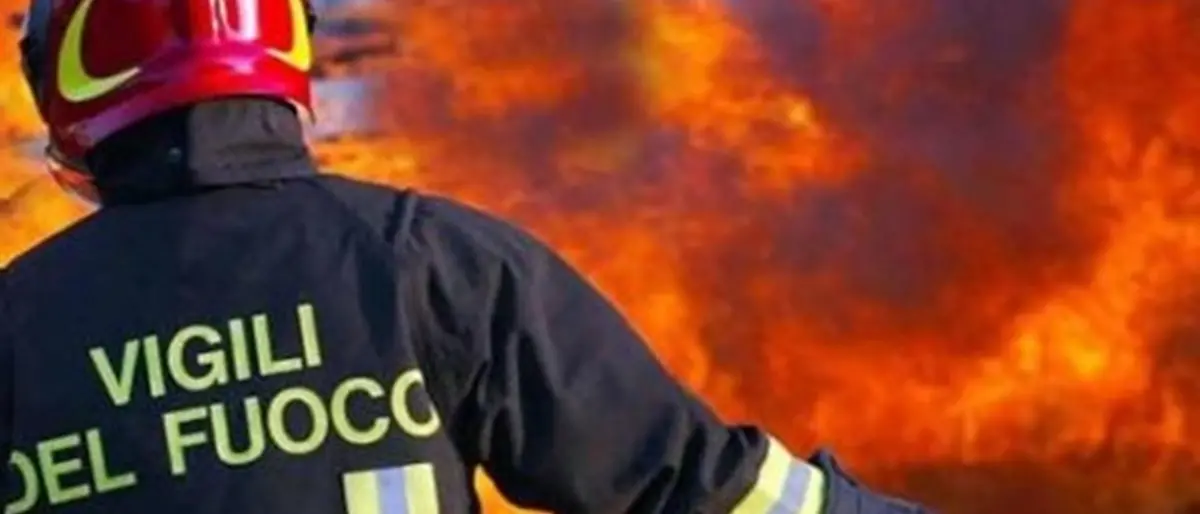 Auto in fiamme a Vibo Marina: l’incendio domato dai vigili del fuoco