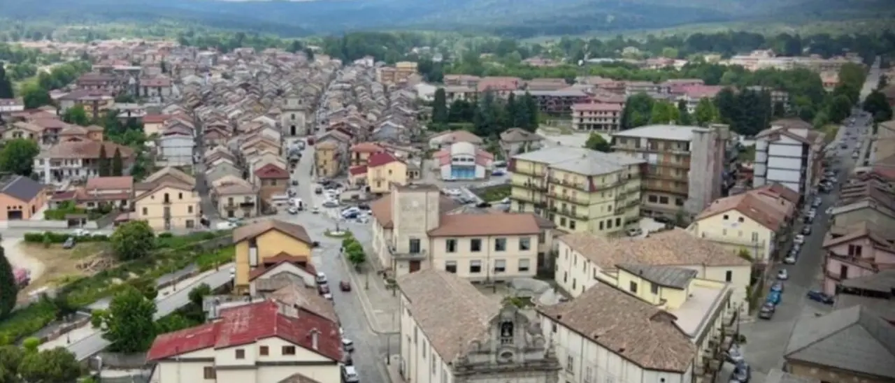 Illeciti edilizi a Serra, campi da padel abusivi e una terrazza trasformata in una nuova stanza del B&B: tre persone denunciate