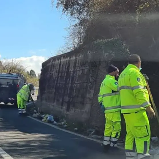 Rifiuti lungo la Statale 182, sinergia tra Anas e due Comuni per la pulizia
