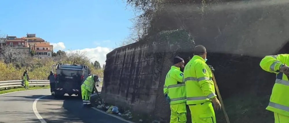 Rifiuti lungo la Statale 182, sinergia tra Anas e due Comuni per la pulizia
