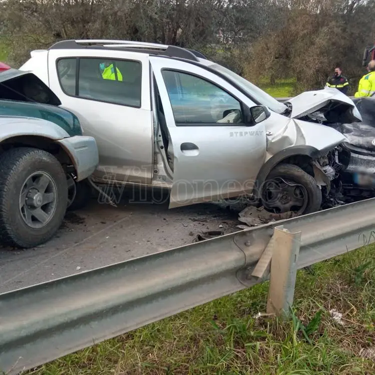 Nuovo incidente alle porte di Mileto, tre auto coinvolte e tre feriti - Foto