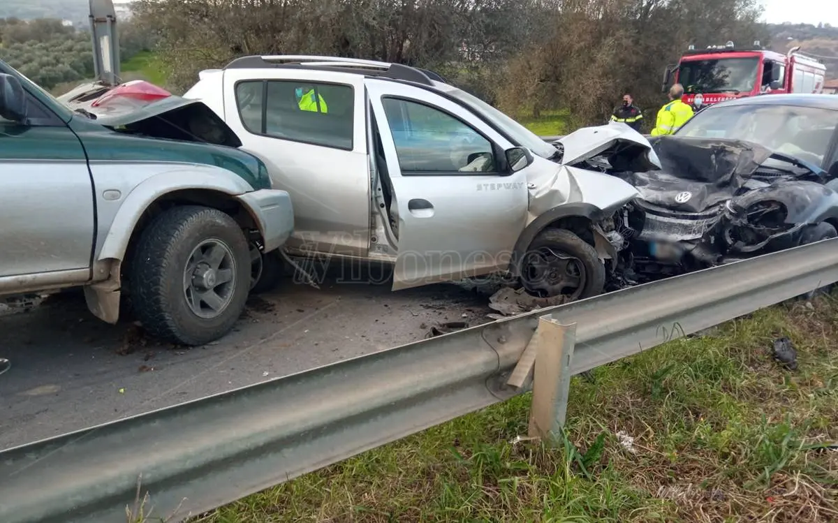 Nuovo incidente alle porte di Mileto, tre auto coinvolte e tre feriti - Foto