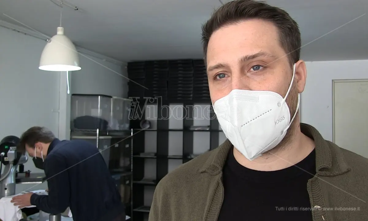 L'intuizione di un giovane vibonese che fonde arte e cultura pop nelle sue t-shirt - Video