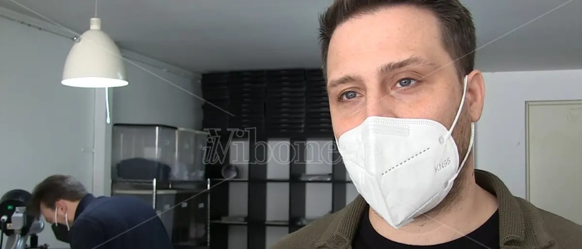 L'intuizione di un giovane vibonese che fonde arte e cultura pop nelle sue t-shirt - Video