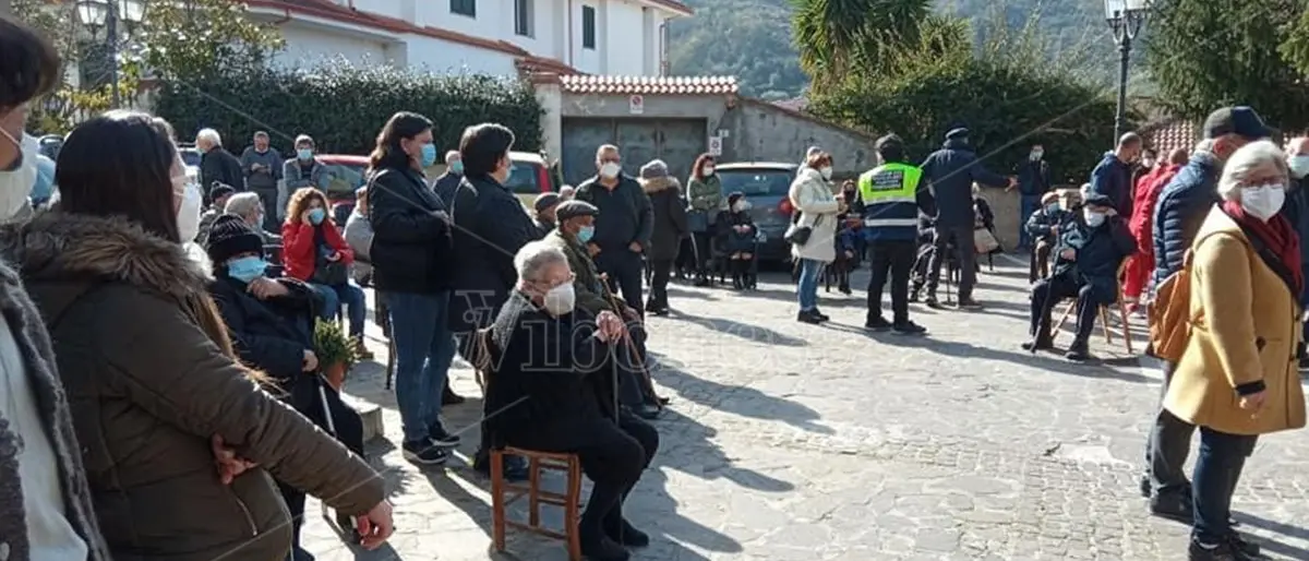 Covid, a Dasà vaccini finiti prima del previsto. Il sindaco: «Un abuso, usati per chi non era in lista»