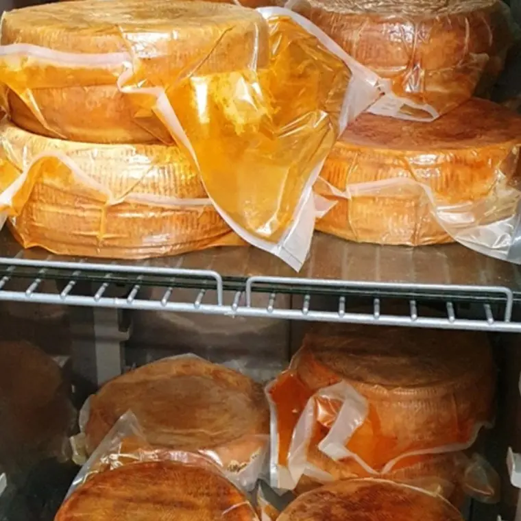 I carabinieri forestali sequestrano a Gerocarne 120 chili di formaggi