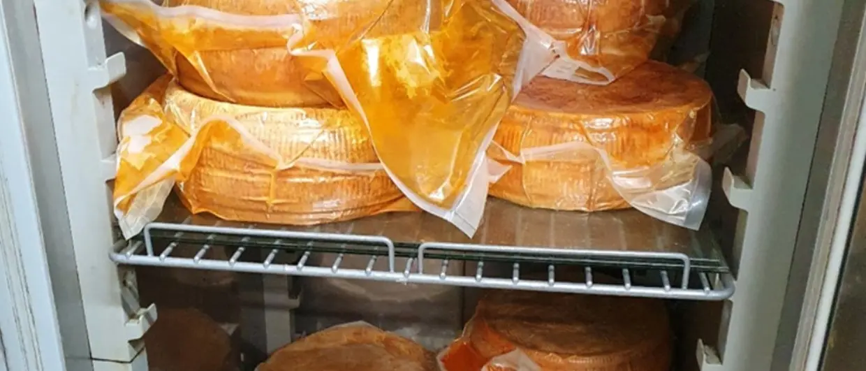 I carabinieri forestali sequestrano a Gerocarne 120 chili di formaggi