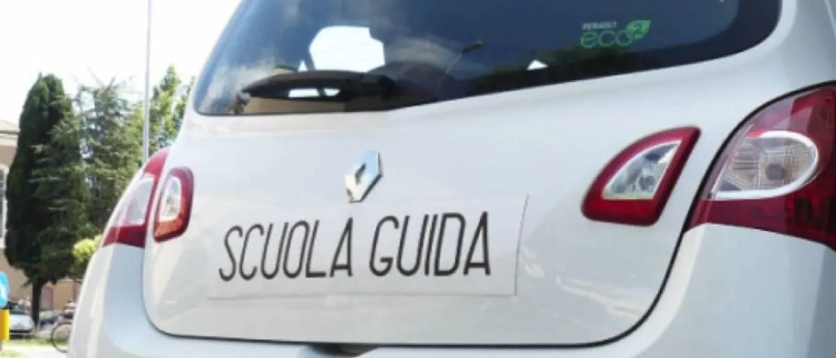 I gestori delle scuole guida chiedono priorità per le vaccinazioni anti Covid -Video