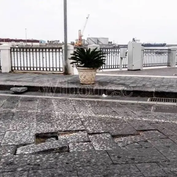 Basole saltate e selciato sconnesso, degrado nel “salotto buono” di Vibo Marina