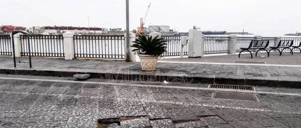 Basole saltate e selciato sconnesso, degrado nel “salotto buono” di Vibo Marina