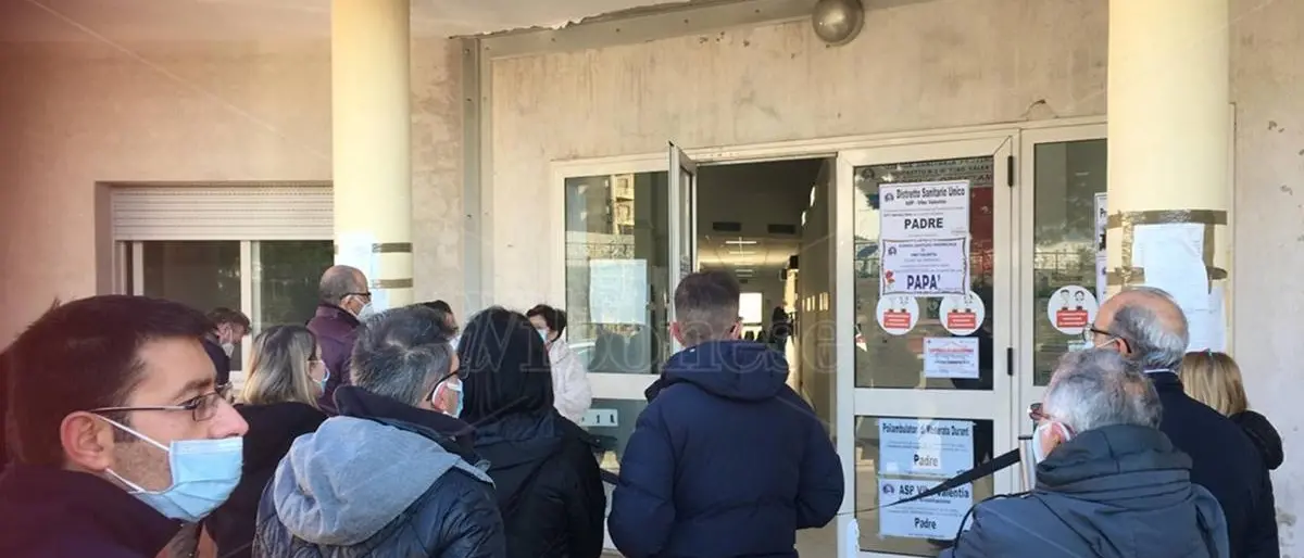 In fila come dal salumiere (ma dall’alba): la sanità vibonese da… Striscia