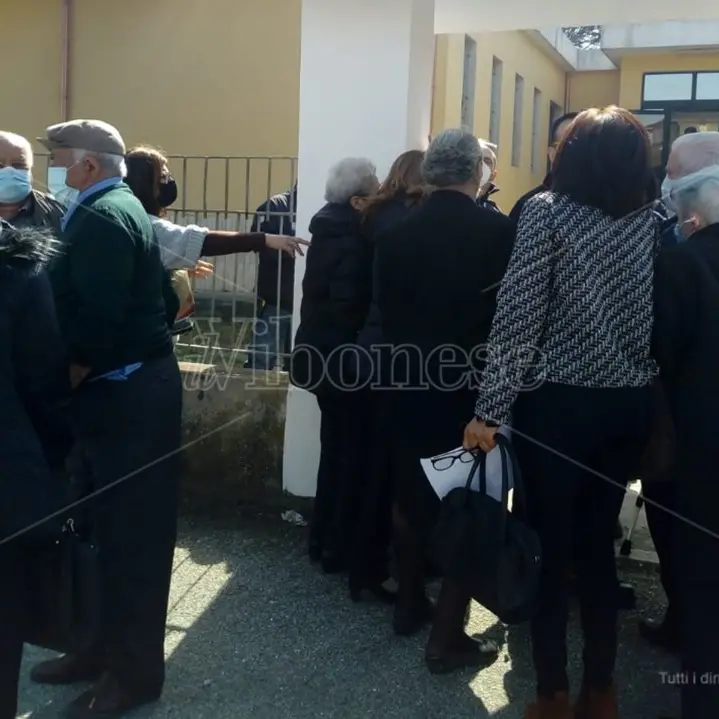 Vaccini, primo giorno nel Vibonese per gli over 80: tra caos e lacrime di gioia - Video