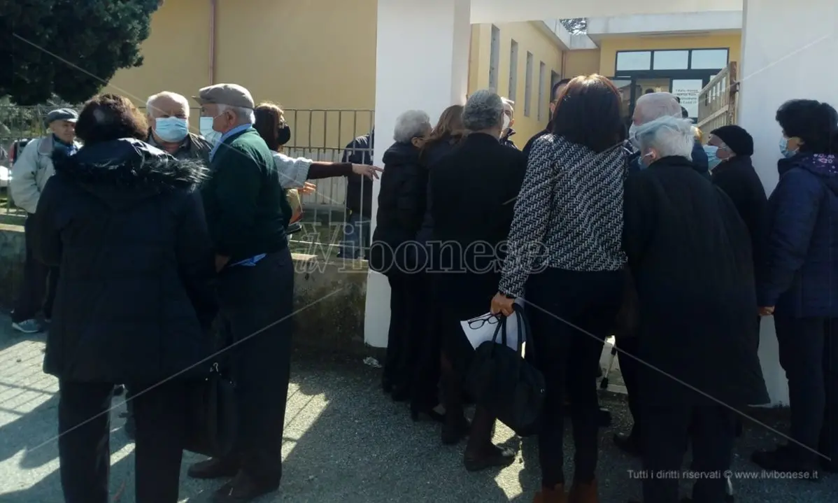 Vaccini, primo giorno nel Vibonese per gli over 80: tra caos e lacrime di gioia - Video