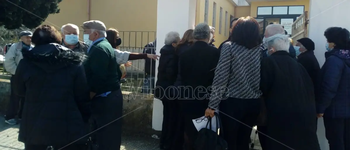 Vaccini, primo giorno nel Vibonese per gli over 80: tra caos e lacrime di gioia - Video