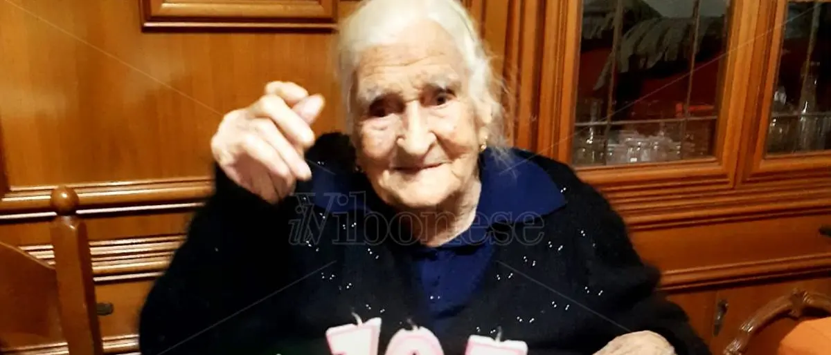 I 105 anni di nonna Angela, tra distanziamento e videochiamate vince l'amore per la vita
