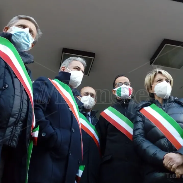 “Scippo” vaccini, i sindaci vibonesi impediscono il trasferimento delle dosi a Reggio