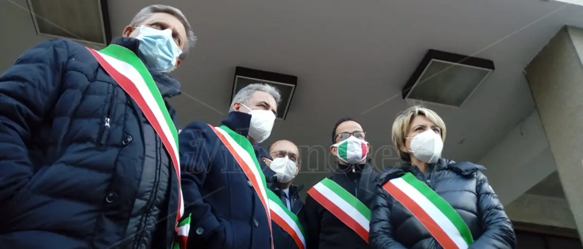 “Scippo” vaccini, i sindaci vibonesi impediscono il trasferimento delle dosi a Reggio