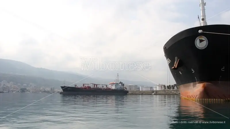 Carburanti, in Calabria prezzi più alti. Tra le cause anche il ruolo del porto di Vibo Marina