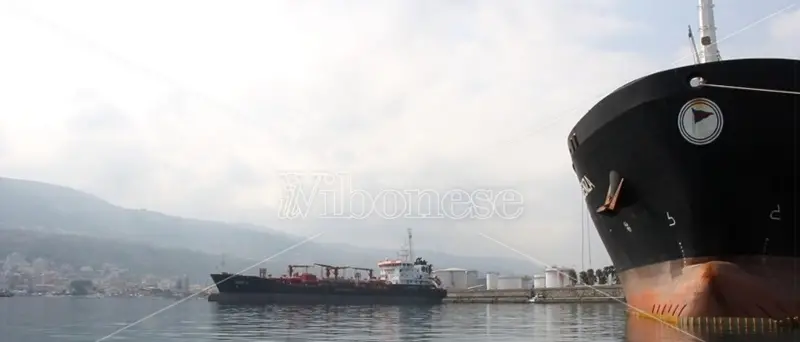 Carburanti, in Calabria prezzi più alti. Tra le cause anche il ruolo del porto di Vibo Marina