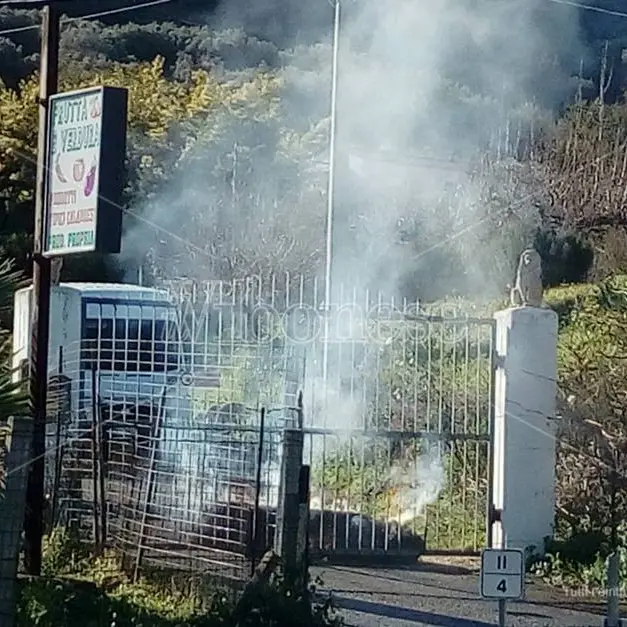 Longobardi, provoca un incendio e minaccia di darsi fuoco per opporsi allo sfratto