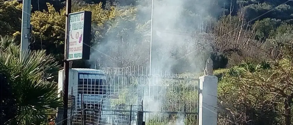 Longobardi, provoca un incendio e minaccia di darsi fuoco per opporsi allo sfratto