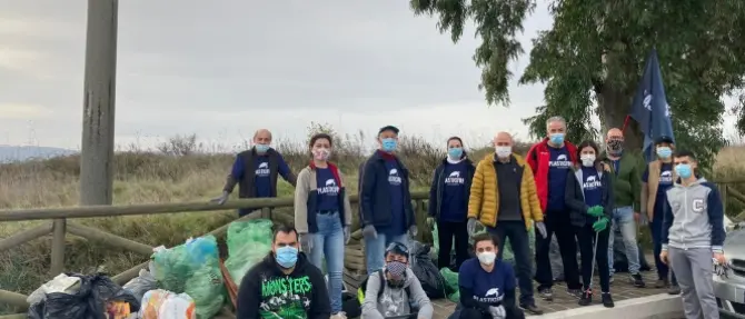 Vibo, i volontari Plastic free raccolgono 63 sacchi di spazzatura in zona Castello