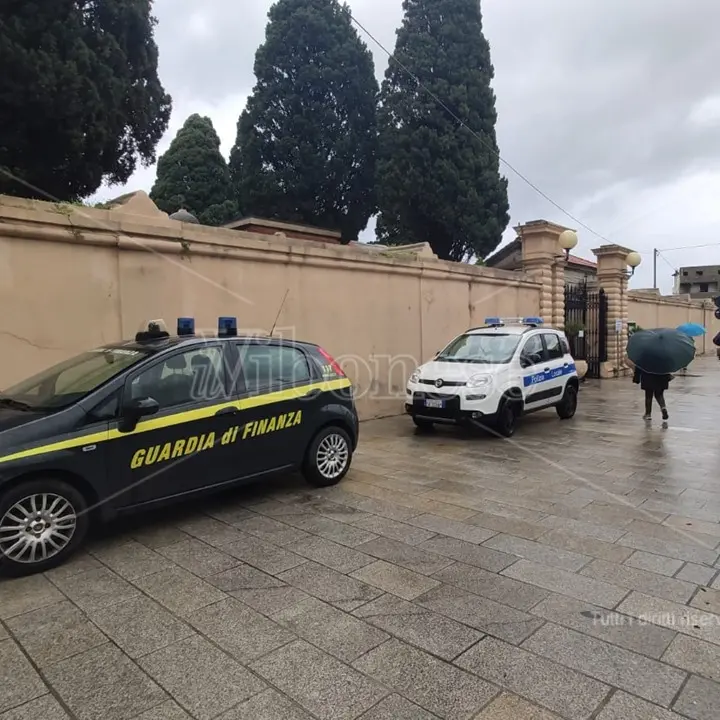 I padroni del cimitero, operazione della Guardia di finanza a Tropea: tre persone in carcere NOMI-VIDEO