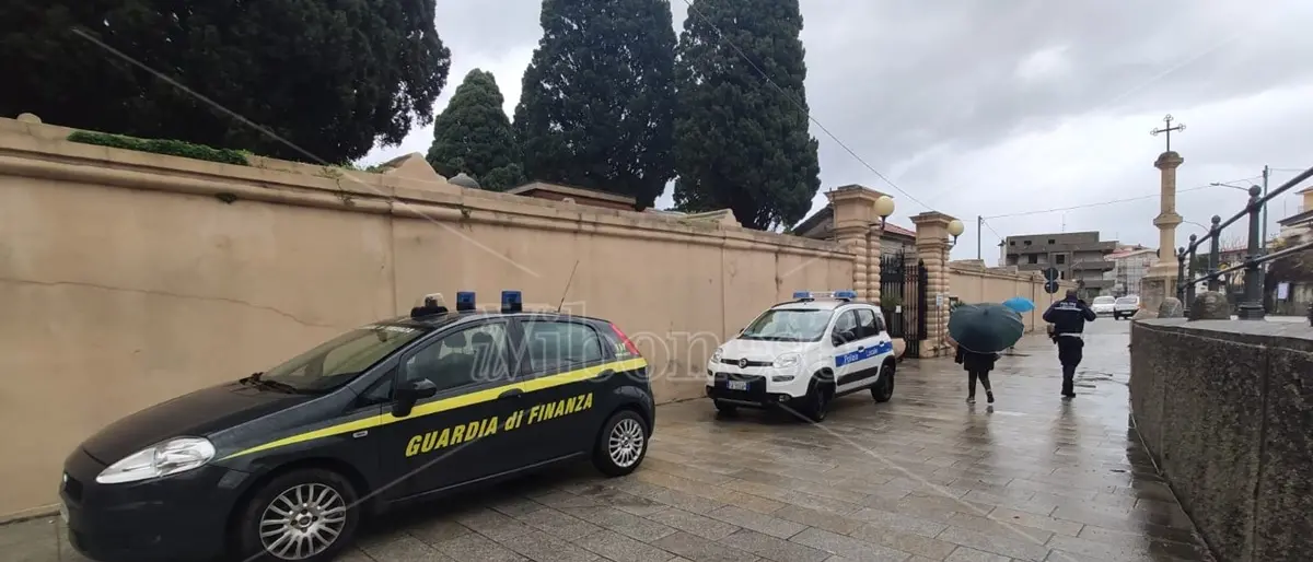 I padroni del cimitero, operazione della Guardia di finanza a Tropea: tre persone in carcere NOMI-VIDEO