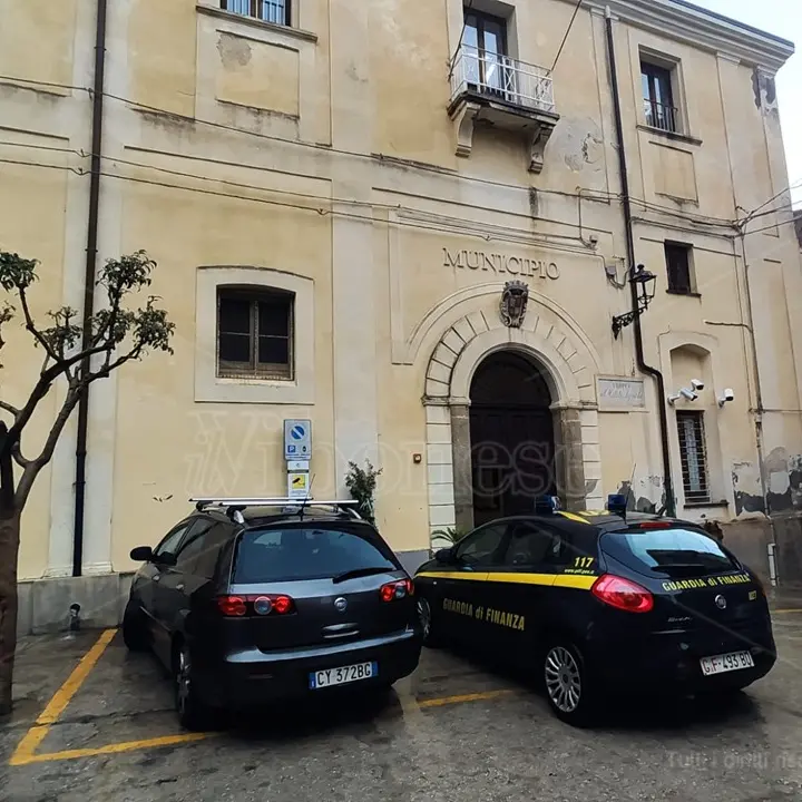 Cimitero degli orrori, a Tropea finisce nella bufera pure la politica